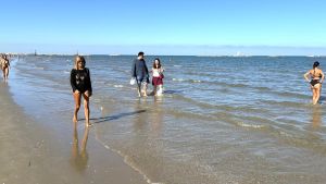 È un ottobre da mare: tempi supplementari per la tintarella in spiaggia. E ci sono bagni aperti fino al 2 novembre