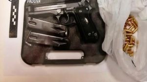 Ex carabiniere indagato per truffa alle assicurazioni: spunta l’accusa per detenzione abusiva di armi