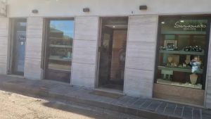 Assaltano la gioielleria con la ruspa del cantiere: bottino da migliaia di euro