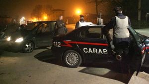 Non si ferma al posto di blocco e scappa: intercettato dopo pochi chilometri