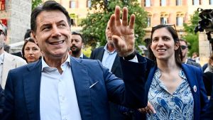 Quanto vale la sfida Conte-Schlein, il sondaggio Piepoli sulla leadership: “Con l’ex premier il Pd sotto il 20%”