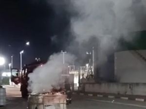 Nube tossica per una reazione chimica in un'azienda che produce vernici e solventi