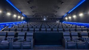 Scivola sul copribicchiere e si rompe la tibia al cinema: risarcita con 145mila euro