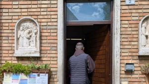 L’appello: «Un taglio di capelli o l’estetista per gli ultimi di Pavia»