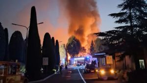 Incendio in un camping a Peschiera del Garda, oltre una ventina di feriti