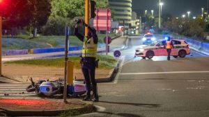 Incidente all’incrocio fra una moto e un’automobile al quartiere Gallaratese: impatto devastante, morto il centauro