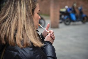 Stangata sigarette 2027: quanto saliranno i prezzi e per chi