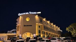 I Giochi non si fermano. Il rumore degli arresti non spegne la notte ai tavoli del ‘casinò’