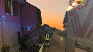 Vistarino, auto si ribalta sulla provinciale 235: soccorsa la conducente 23enne