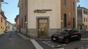 Esplosione al bancomat Bpm: le banconote si macchiano, ma i ladri le afferrano lo stesso. Fuga con 10mila euro “sporchi”