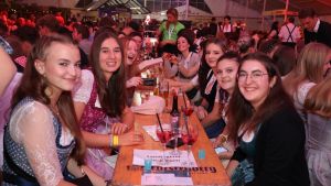 Dirndl, Lederhosen und Partylaune: So feierte Mönchweiler das 65. Kreiserntedankfest
