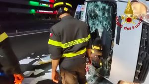 Perugia, incidente nella notte a Collestrada: uomo intrappolato tra le lamiere