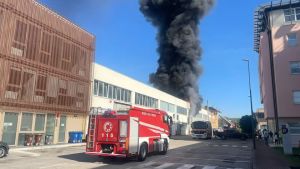 Incendio in zona industriale a Silea, colonna di fumo visibile fino a Venezia