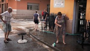 Los vecinos de L’Hospitalet, entre la incertidumbre y la indignación tras el temporal: “Aquí no puedo vivir porque esto volverá a pasar”