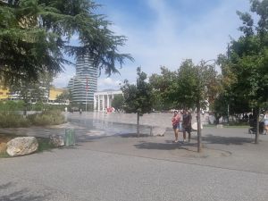 Τίρανα – Στην πλατεία Σκεντέρμπεη