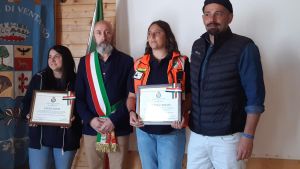 “Aiuto, sta male”. Arrivano Elena e Nicoletta e gli salvano la vita. Lui: “Sono i miei due angeli in carne e ossa”