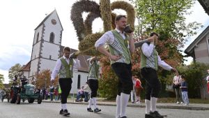 Farbenprächtiger Umzug begeistert tausende beim Erntedankfest in Mönchweiler