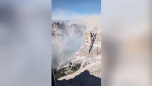Tofana di Dentro, il crollo ripreso dall’elicottero: enorme frana sulle pareti nord