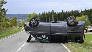 Auto überschlägt sich nach Zusammenstoß – Kreisstraße stundenlang gesperrt