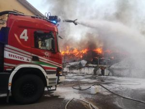 Napoli, incendio nell'isola ecologica di Pianura: vigili del fuoco al lavoro. Il Comune: evitate di stare all'aperto