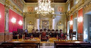 Las instituciones contra el juez