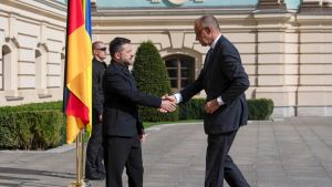 Merx a Kiev sotto i raid russi. Zelensky rilancia i negoziati: “Putin fermi la guerra”