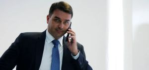 As dívidas de Flávio Bolsonaro por ter sido amamentado pela Globo e suas irmãs