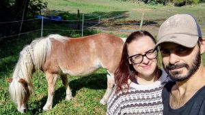 Honey e la burocrazia: ha smesso di nitrire la cavalla sotto sfratto. I proprietari Riccardo e Dajana: “Ogni animale merita un ambiente stabile e amorevole”