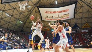 Basket A2: la Lumos stecca anche in casa dopo il ko a Livorno. Festa Torino con Harvey e Allen