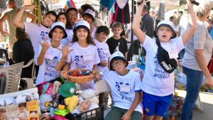 Il ‘Mercatino dei Ragazzi’ in piazza: piccoli commercianti, grande solidarietà