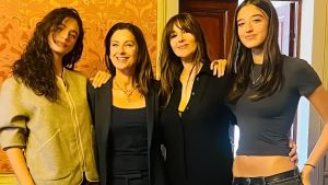 Monica regina del castello. Bellucci di nuovo a Sorci. Compleanno con le figlie e i ricordi dell’infanzia
