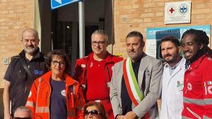 Un nuovo defibrillatore a Massa Finalese . È il dono di Croce Rossa e Croce Blu