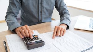 La economía y las finanzas como pilar central de la sociedad