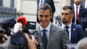 La 'meditación' de Sánchez paraliza el país
