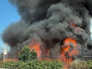 Incendio nell'isola ecologica di Pianura: oggi scuole chiuse nel quartiere