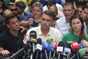 Présidentielle au Brésil : Flavio Bolsonaro devance Lula au premier tour, douche froide pour la gauche