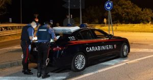 Auto danneggiate, urla e offese: vandali in azione a Comacchio