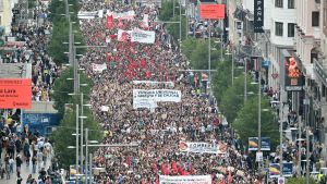 Sanchez oggi decide se andare al voto. In Francia ancora alta tensione per nuove proteste nelle scuole