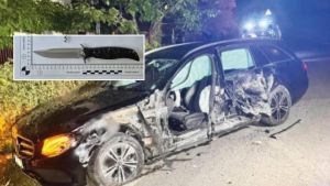 Si schianta contro una casa e scappa dopo l’incidente, nell’auto spunta un coltello