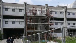 Dal topo agli agli ascensori ko: quante magagne nel palazzo di giustizia di Prato ‘incerottato’. Disposti controlli sulla struttura.