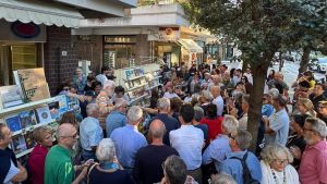 Sorpresa alla libreria Bonali che chiude dopo 47 anni: una folla va a salutare i titolari