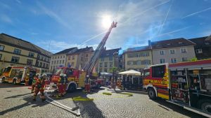 Bei Brandübung in der engen Altstadt muss die Drehleiter rückwärts in die Rheinbrückstraße einfahren