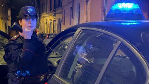 Rissa tra stranieri in via Zamboni. Giovane ferito con una coltellata