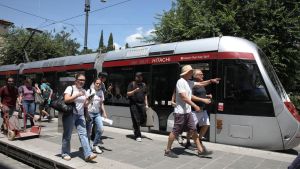 Tramvia strapiena, la rabbia di tre amiche: 