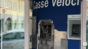 Fanno saltare il bancomat di Banca Intesa di Melegnano: la banda dei quattro di nuovo in azione