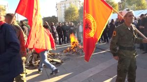Opsadno stanje ispred Skupštine Kosova: „Ili sa UČK, ili sa Srbijom“ (VIDEO)