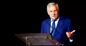 Tajani: “L’unico centro di gravità permanente è Forza Italia”