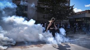Nastavljeni protesti srednjoškolaca u Francuskoj, učeniku razneta šaka: Pred poslanicima predlog zakona, demonstranti će morati da plate štetu?