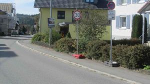 Windradtransporte und Umleitung führen zu Schilderwald auf der Ortsdurchfahrt