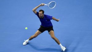 Medvedev choc, pallata a tifoso in tribuna e squalifica: in finale a Pechino ci va Djokovic